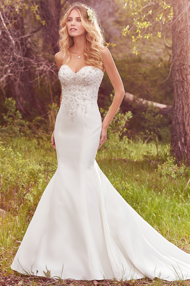 Pérolas e cristais Swarovski conferem um estilo elegante ao corpete deste vestido fit-and-flare, não apresentado mangas e um decote em forma de coração. Terminado com botões na zona do fecho e um espartilho.
<a href="https://www.maggiesottero.com/maggie-sottero/layton/10119?utm_source=mywedding.com&utm_campaign=spring17&utm_medium=gallery" target="_blank">Maggie Sottero</a>