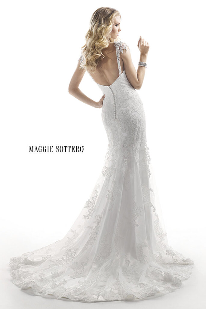 Vestido de noiva com cristais de Swarovski e deslumbrantes cobertas sobre os hombros que dão um toque de glamour. Desenho de renda e acabamento com zíper sobre o fecho elástico interior. 

<a href="http://www.maggiesottero.com/dress.aspx?style=4MS854" target="_blank">Maggie Sottero Platinum 2015</a>