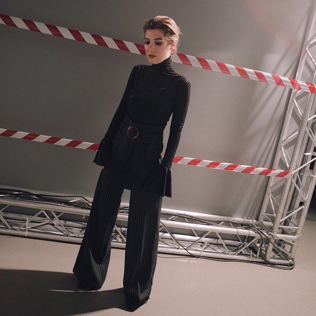Raquel Strada vestida por Carlos Gil | Foto via Instagram