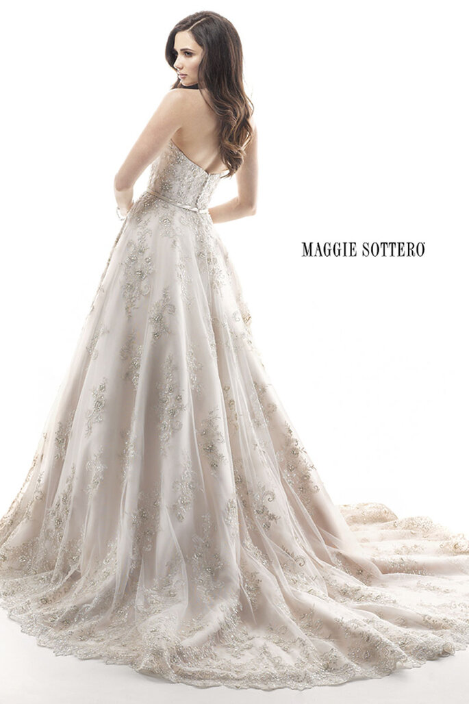Apaixono-se por este vestido de noiva de sonho, com um delicado tule e renda sobre ele, com fios metálicos e cristais de Swarovski. Zíper sobre o fecho elástico interior. 

<a href="http://www.maggiesottero.com/dress.aspx?style=4MS901" target="_blank">Maggie Sottero Platinum 2015</a>
