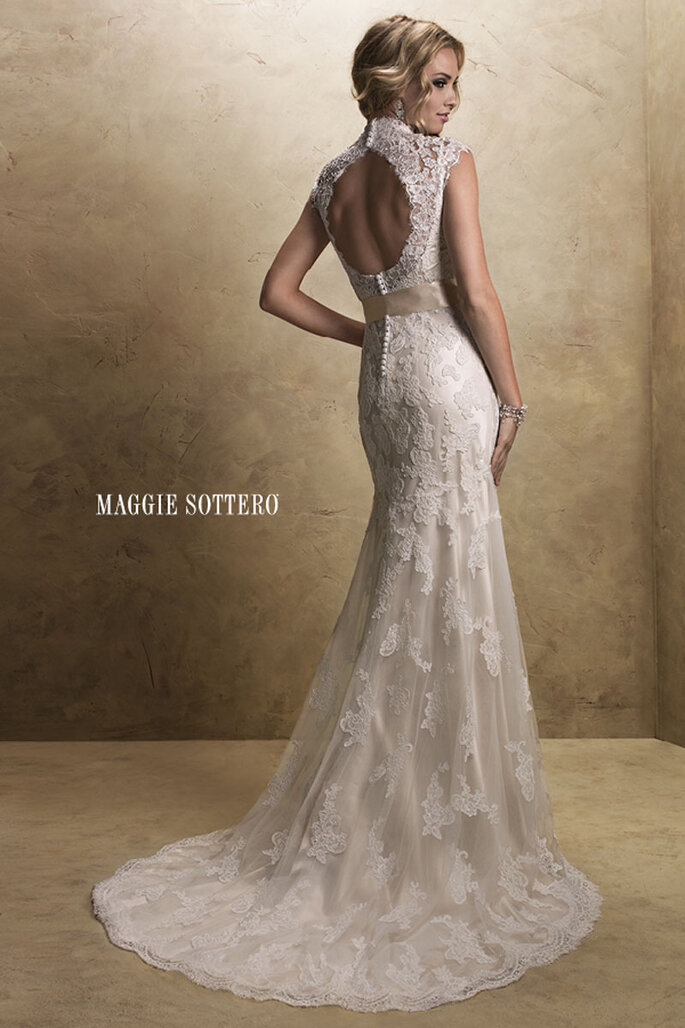 Uma renda de sonho, um vestido de linha fina, com decote em V e mangas. As costaas abertas e sedutoras acabam com uma coberta de botões sobre o zíper. Inclui um cinto de seda desmontável.
<a href="http://www.maggiesottero.com/dress.aspx?style=12623" target="_blank">Maggie Sottero Platinum 2015</a>