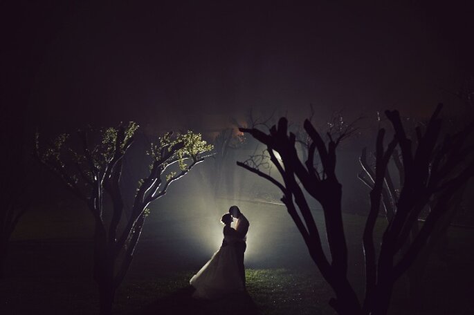 «Escolhi esta como sendo uma das melhores fotos deste ano porque  representa o amor. Mesmo na escuridão de uma noite com chuva consegui captar a essência deste casal, porque o amor não escolhe horas nem condições atmosféricas.»

www.joaoalmeidafotografia.com