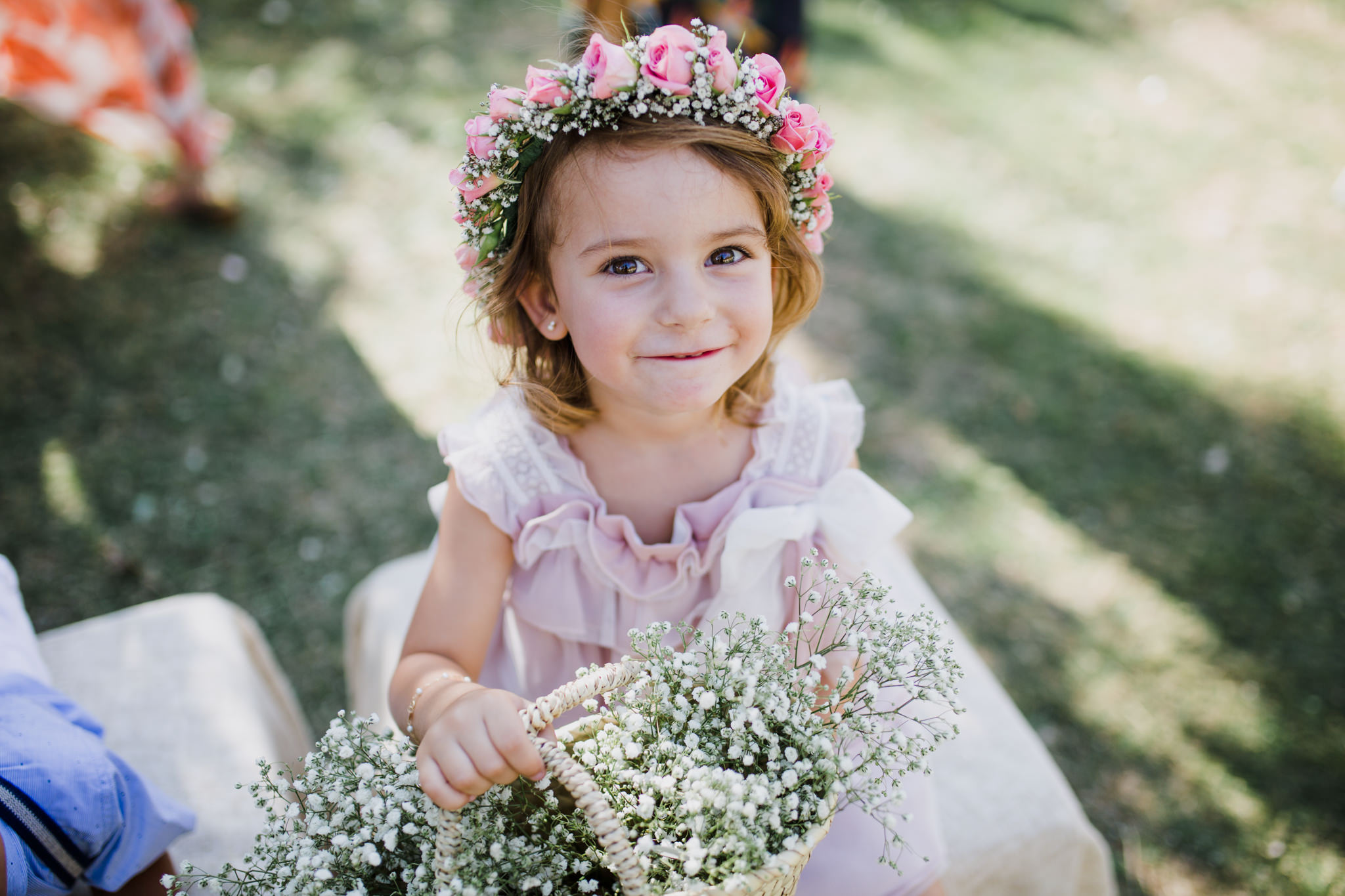 menina com cora de flores e cesto com flores casamento