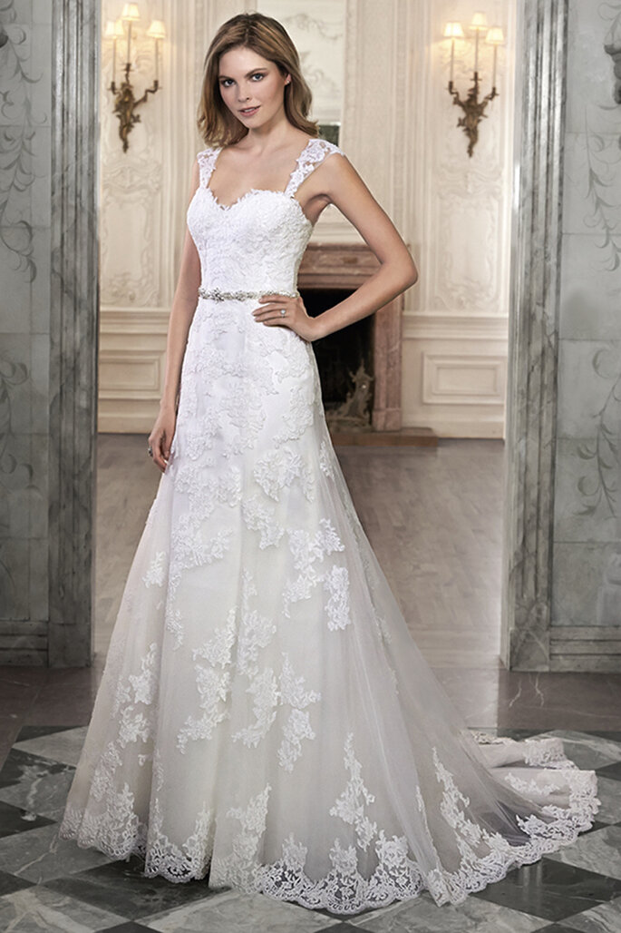Vestido de noiva com renda de flores e saia de tule. O seu decote romântico coração e cinto de cristal Swarovski farão de si a protagonista do seu grande dia. Apresenta um acabamento em corpete com zipper nas costas.
<a href="http://www.maggiesottero.com/dress.aspx?style=5MW071" target="_blank">Maggie Sottero Spring 2015</a>