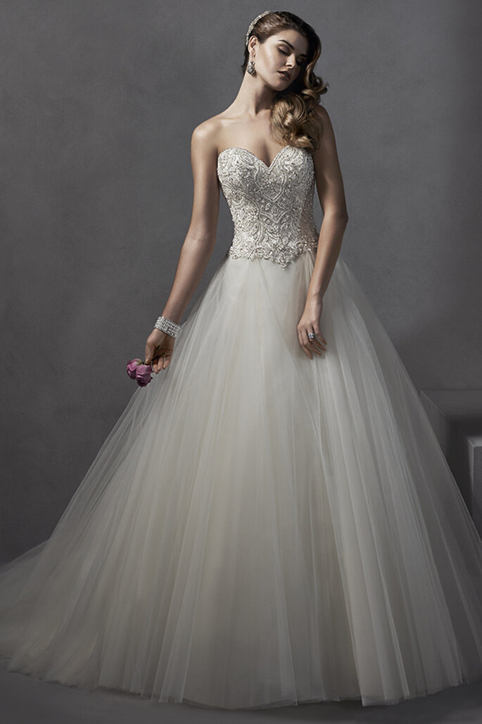 Vestido de noiva com um corpete romântico enfeitado por cristais de Swarovski e pérolas. A saia é de tule com volume e está confeccionada com um espectacular decote coração. acabamento com coberta de botões de cristal sobre o zíper e espartilho interior.
<a href="http://www.sotteroandmidgley.com/dress.aspx?style=5SS125" target="_blank">Sottero and Midgley Spring 2015</a>