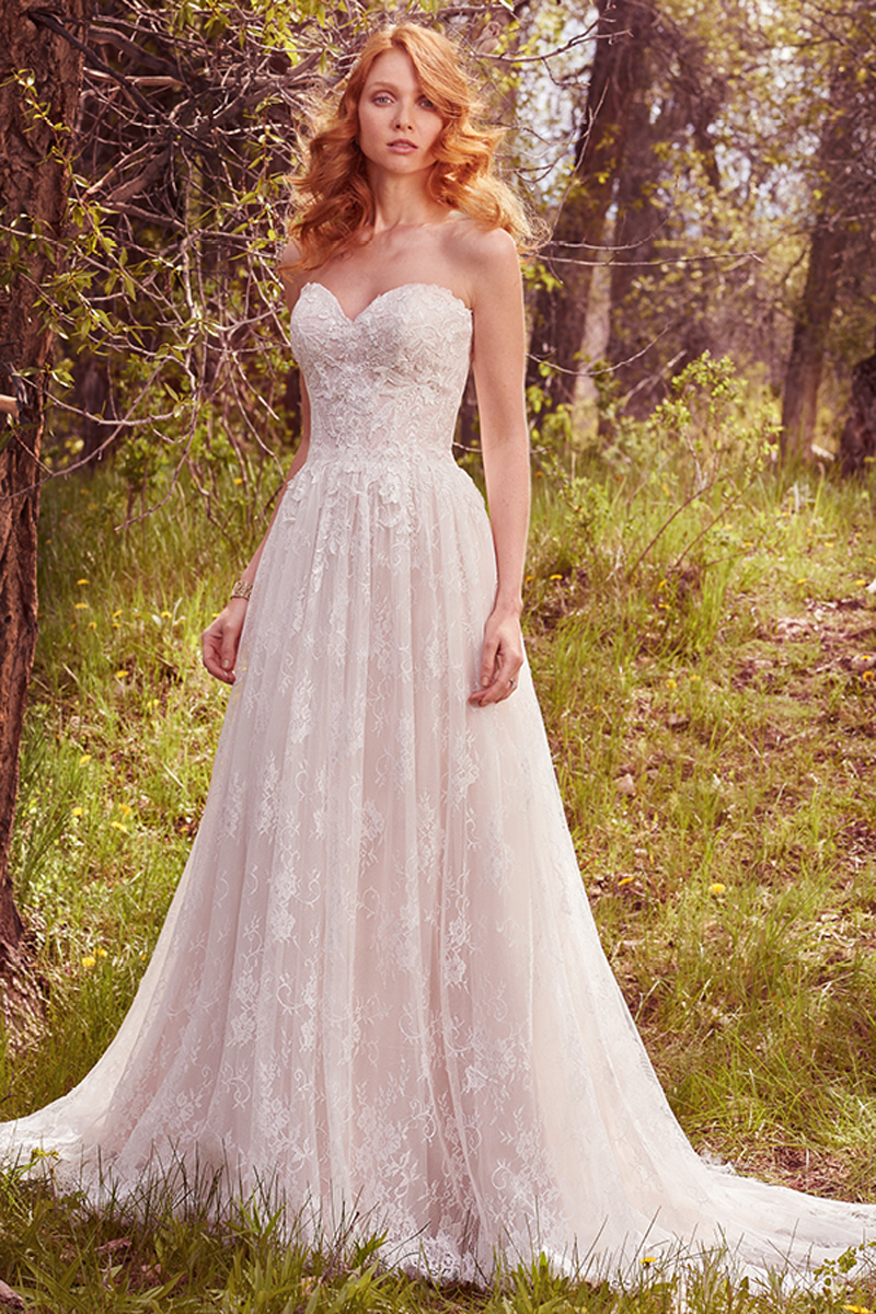 Este romântico vestido justo na anca tornando-se mais larga complementa um corpete embelezado com pormenores em renda e saia confeccionada com tule. Um vestido com um decote em forma de coração sem alças e rendado na baínha.
<a href="https://www.maggiesottero.com/maggie-sottero/rylie/10139?utm_source=mywedding.com&utm_campaign=spring17&utm_medium=gallery" target="_blank">Maggie Sottero</a>