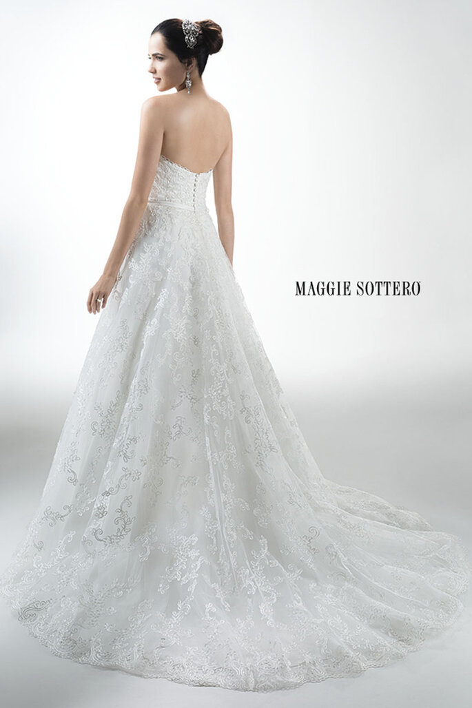 Vestido de noiva com aplicações de renda que enfeitam o tule e botões de tecido que cobrem o zíper sobre o fecho do espartilho interior. Dsnponível com véu. 

<a href="http://www.maggiesottero.com/dress.aspx?style=4MZ038VL" target="_blank">Maggie Sottero Platinum 2015</a>