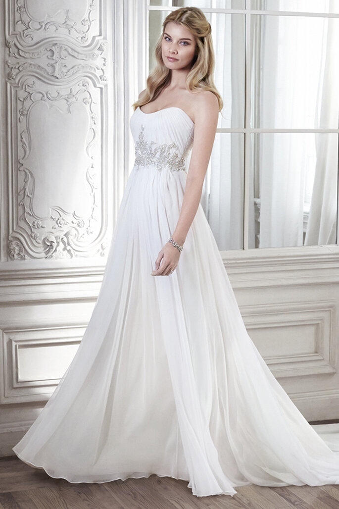 Este vestido de noiva proporciona uma silhueta de sonho. O seu decote subtil com corpete drapeado e os deslumbrantes enfeites de cristal Swarovski na cintura darão ao seu look sofisticação e sensualidade. O acabamento com zipper posiciona-se sobre o fecho elástico interior para uma maior sustentação.
<a href="http://www.maggiesottero.com/dress.aspx?style=5MW107" target="_blank">Maggie Sottero Spring 2015</a>