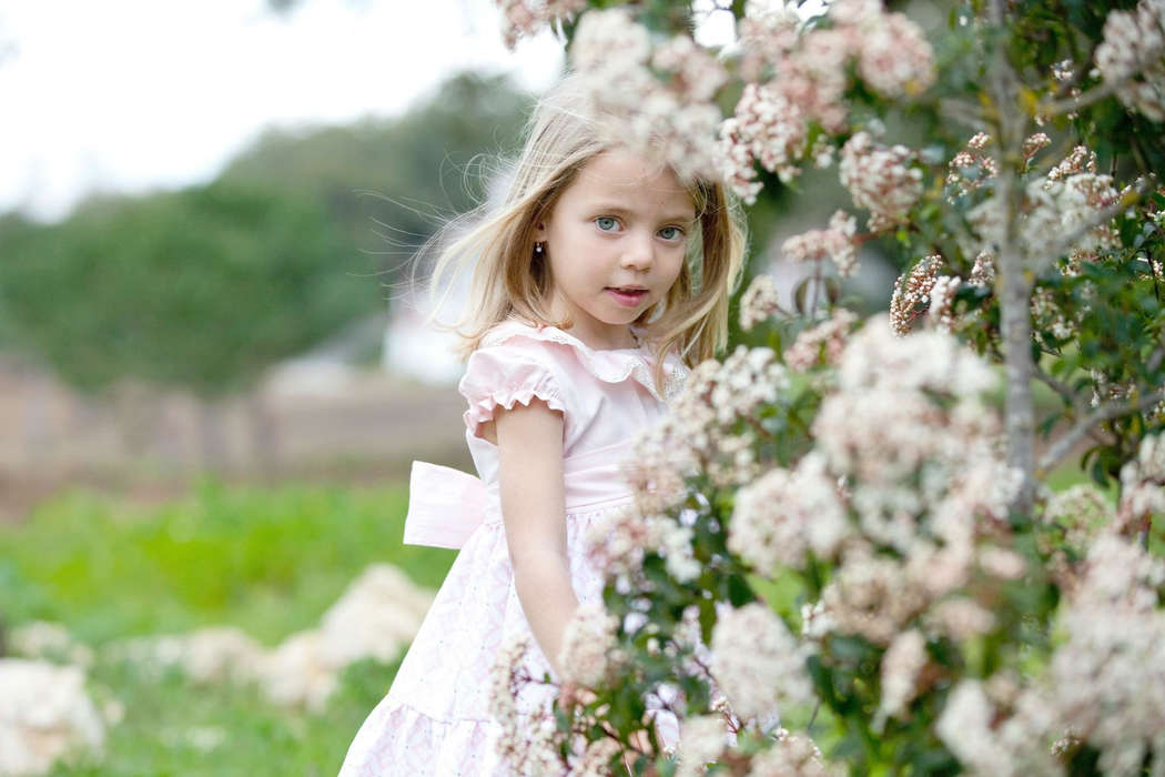 menina com vestido de festa com flores casamento