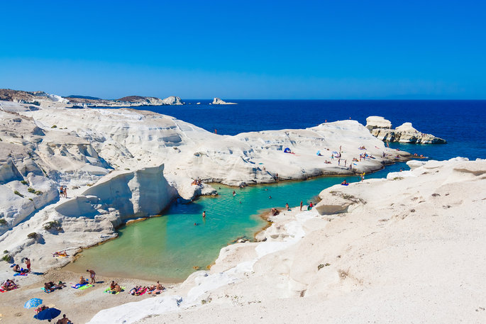 Praia de Sarakiniko, ilha de Milos, Santorini, Grécia. Foto: Josef Skacel via Shutterstock