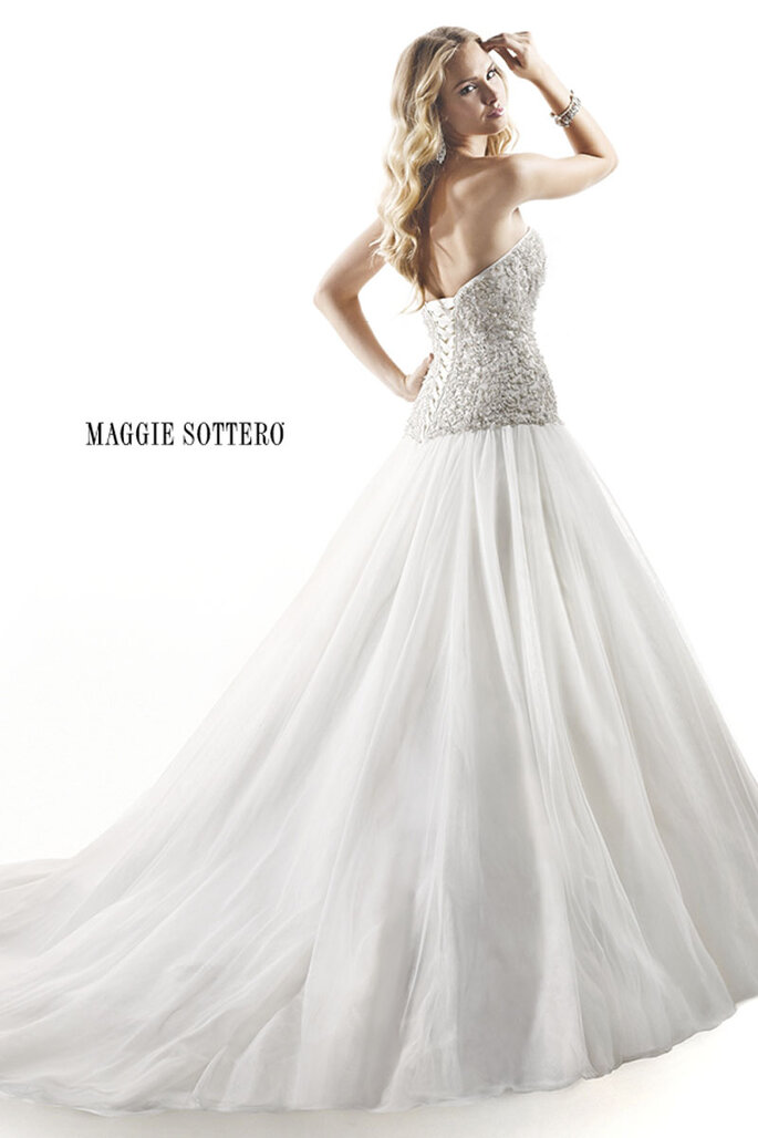 O romance e a elegância encontram-se neste impressionante vestido de noiva. Lindíssimos enfeites de cristal Swarovski acentuam-se numa cintura com queda que termina com uma volumosa saia de tule.. Acabamento com espartilho ou zíper no espartilho interior.
<a href="http://www.maggiesottero.com/dress.aspx?style=4MT852LU" target="_blank">Maggie Sottero Platinum 2015</a>