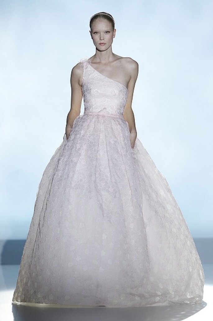 Foto: Ugo Camera / BARCELONA BRIDAL WEEK
<a href="http://zankyou.9nl.de/k3g6">Descubra a nova colecção 2015 de Rosa Clará</a>