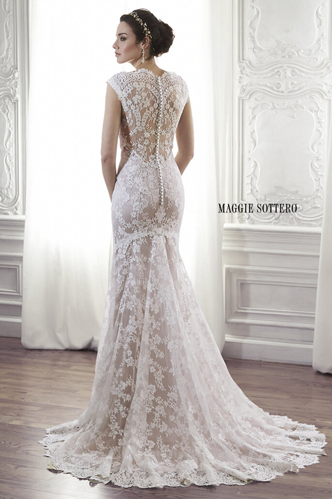 Vestido de noiva com renda floral, um modelo único para uma noiva romântica, com decote de renda e malha ilusão e umas lindíssima costas fechadas comm zipper. 

<a href="http://www.maggiesottero.com/dress.aspx?style=5MC013" target="_blank">Maggie Sottero Spring 2015</a>