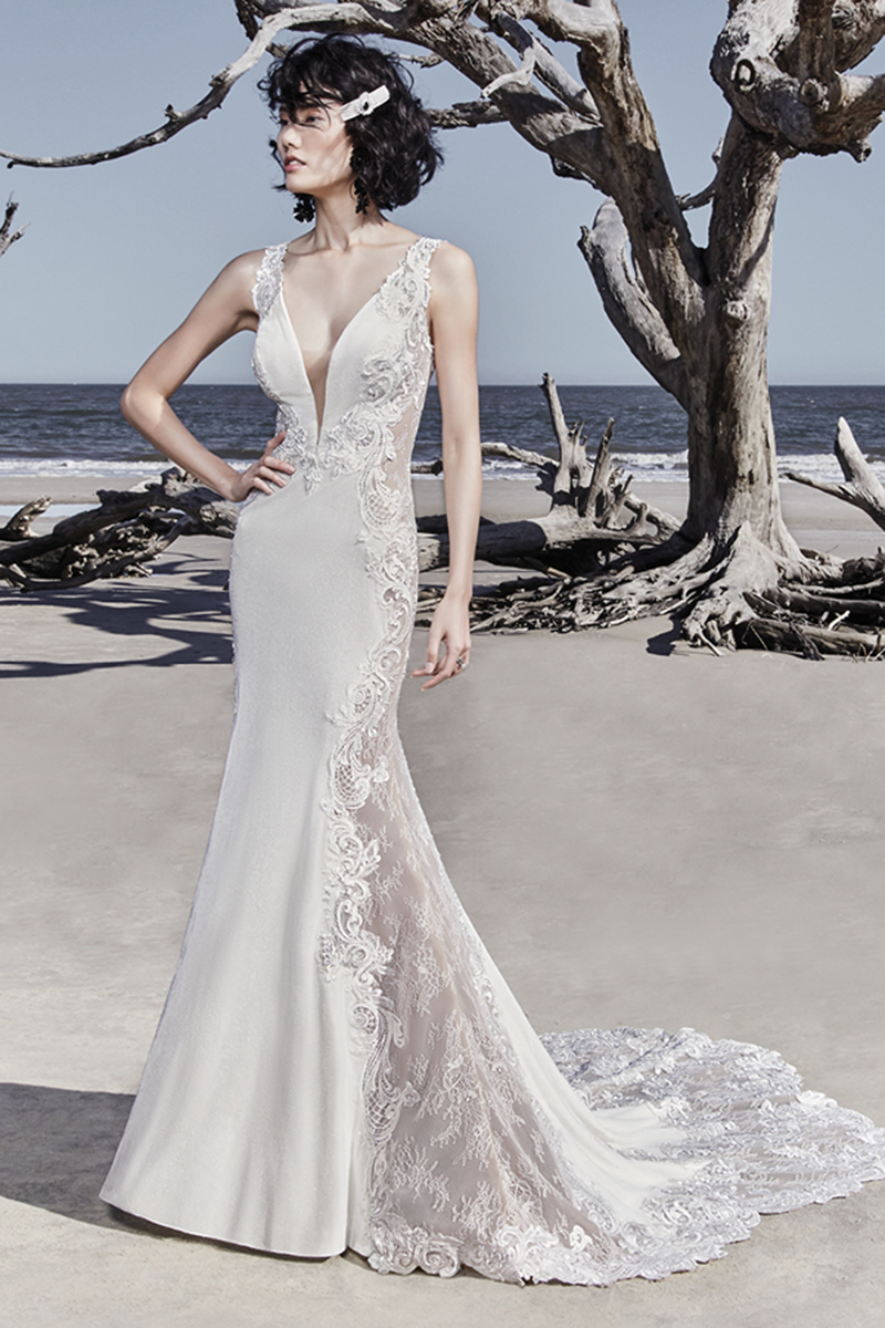 Uma maravilhosa renda e os seus pormenores constituem este vestido, acentuando as suas costas. Alças extremamente elegantes completam este modelo. Terminado com botões que cobrem o fecho.
<a href="https://www.maggiesottero.com/sottero-and-midgley/bradford/11521">Sottero and Midgley</a>
