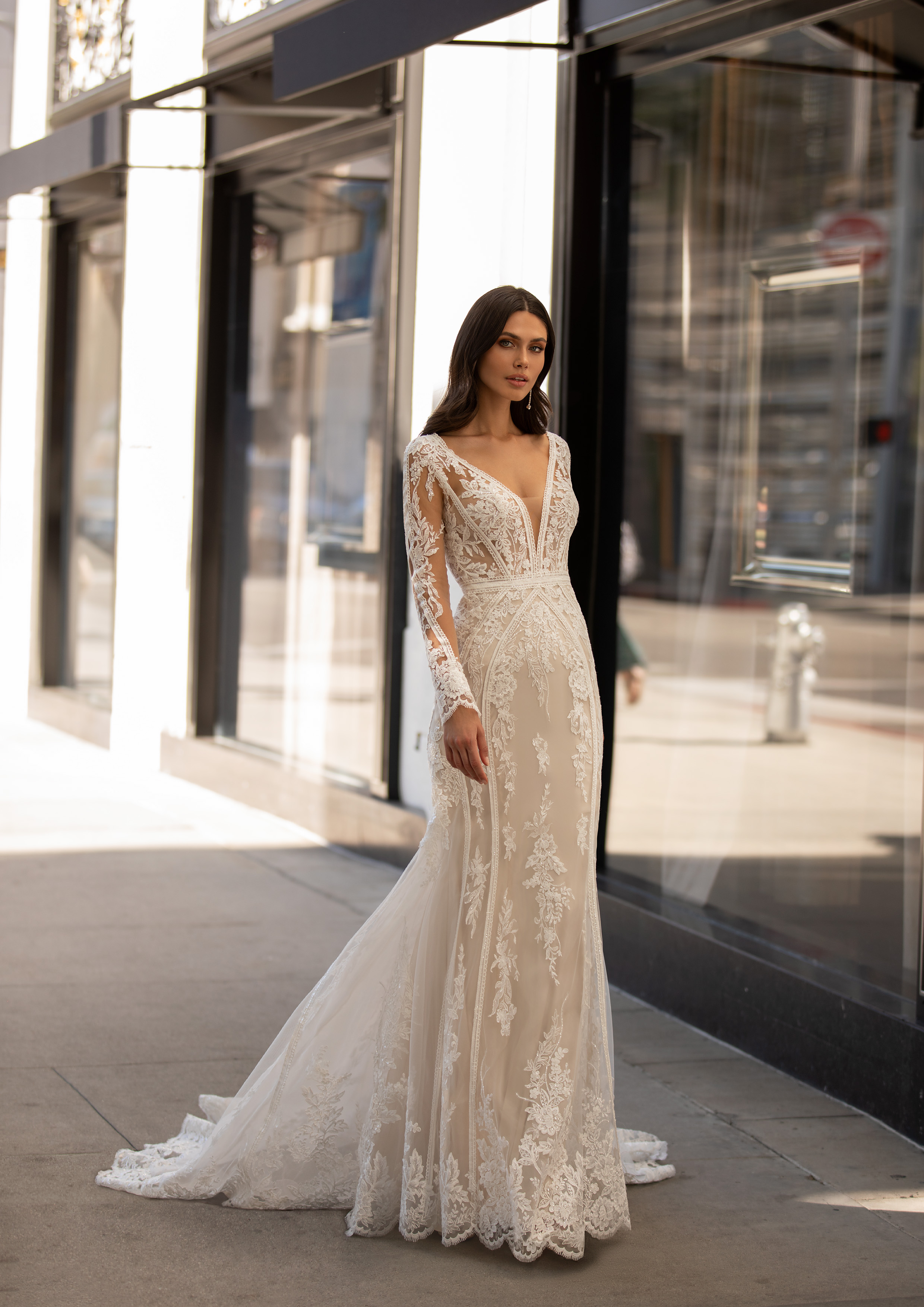 Vestido rendado com transparências, de manga comprida e silhueta fit-and-flare | Modelo Andrews Pronovias 2021 Cruise Collection - Ashley Graham X Pronovias