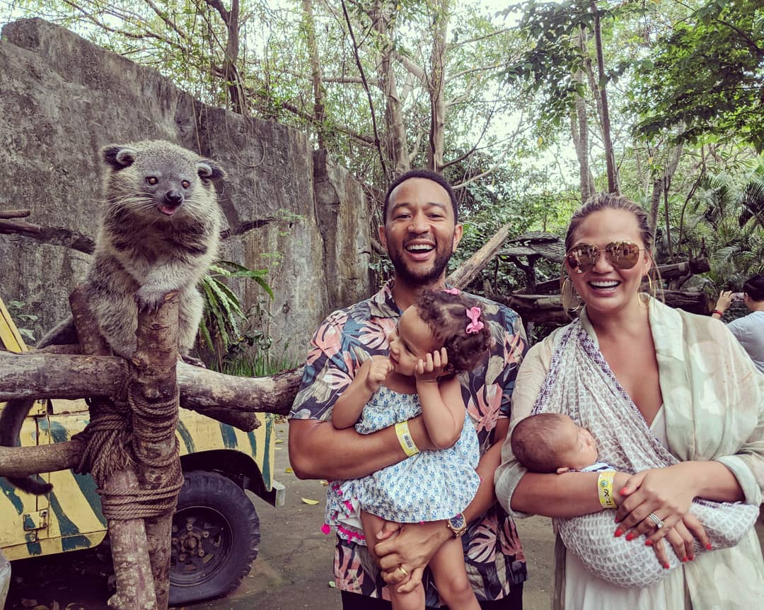 A modelo e o cantor estão casados desde 2013. Tanto a primeira gravidez como a segunda foram geradas por fertilização in vitro. | Foto via Instagram @johnlegend