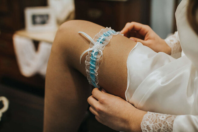 perna com liga da noiva azul
