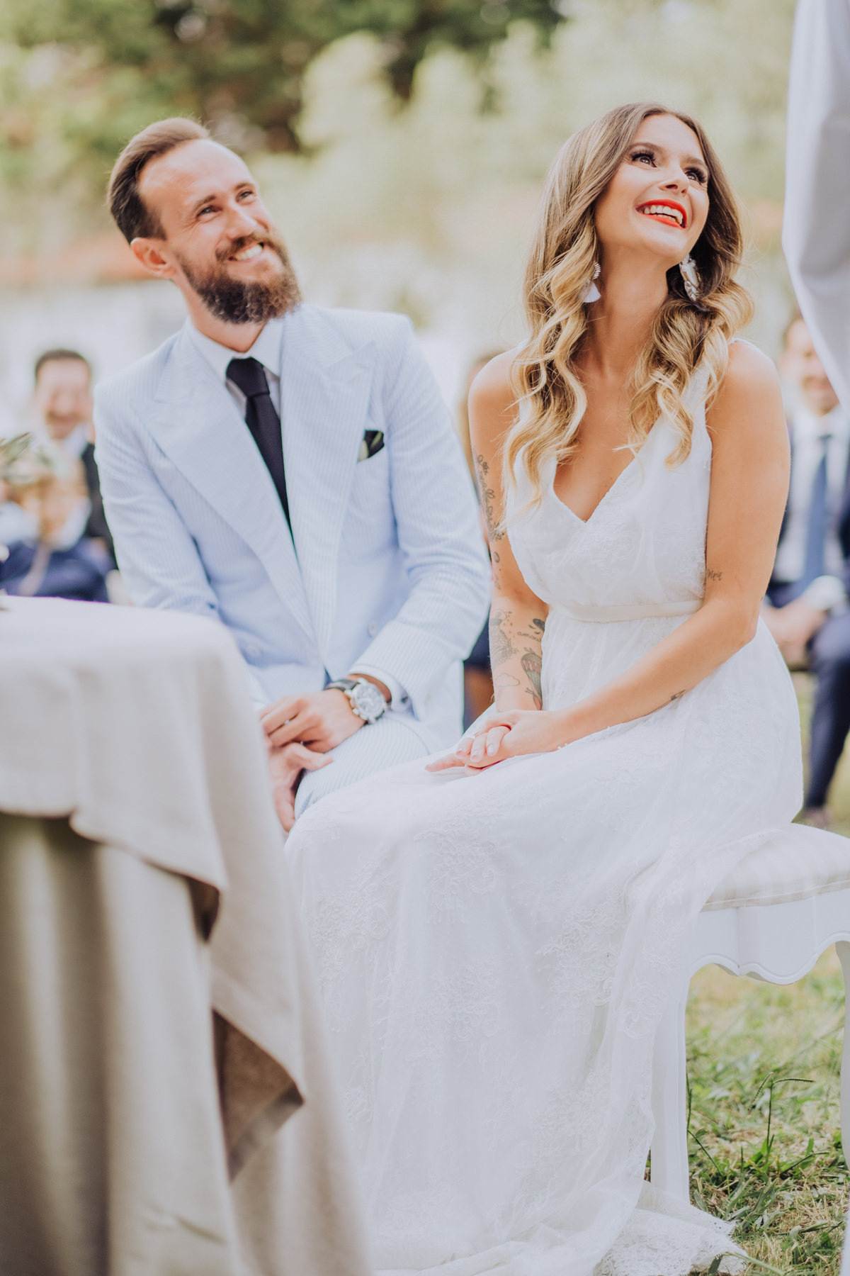 noivos sorridentes durante a cerimónia do casamento