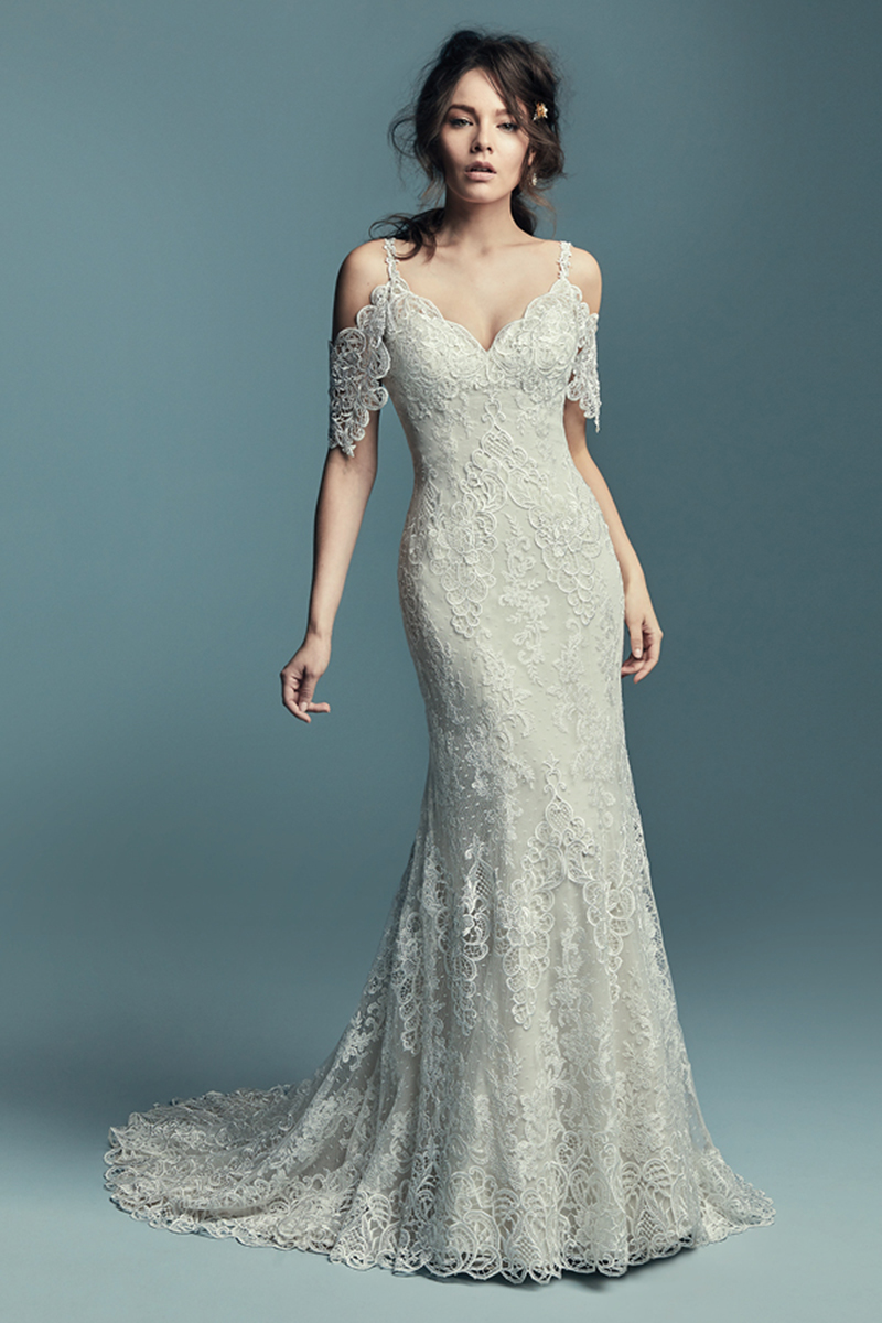 <a href="https://www.maggiesottero.com/maggie-sottero/elliana/11445">Maggie Sottero</a>

Chique e romântico. Este vestido de noiva apresenta pormenores de renda e tule. Mangas que expõe os ombros. Decote em forma de coração e costas em U com efeito ilusão. Terminado com botões de cristal sobre um fecho.