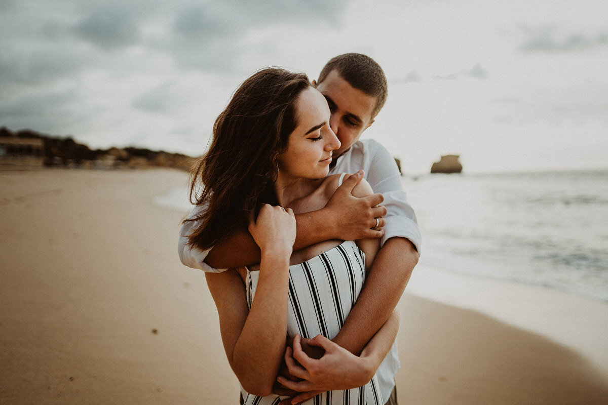 casal abraçado praia grande plano