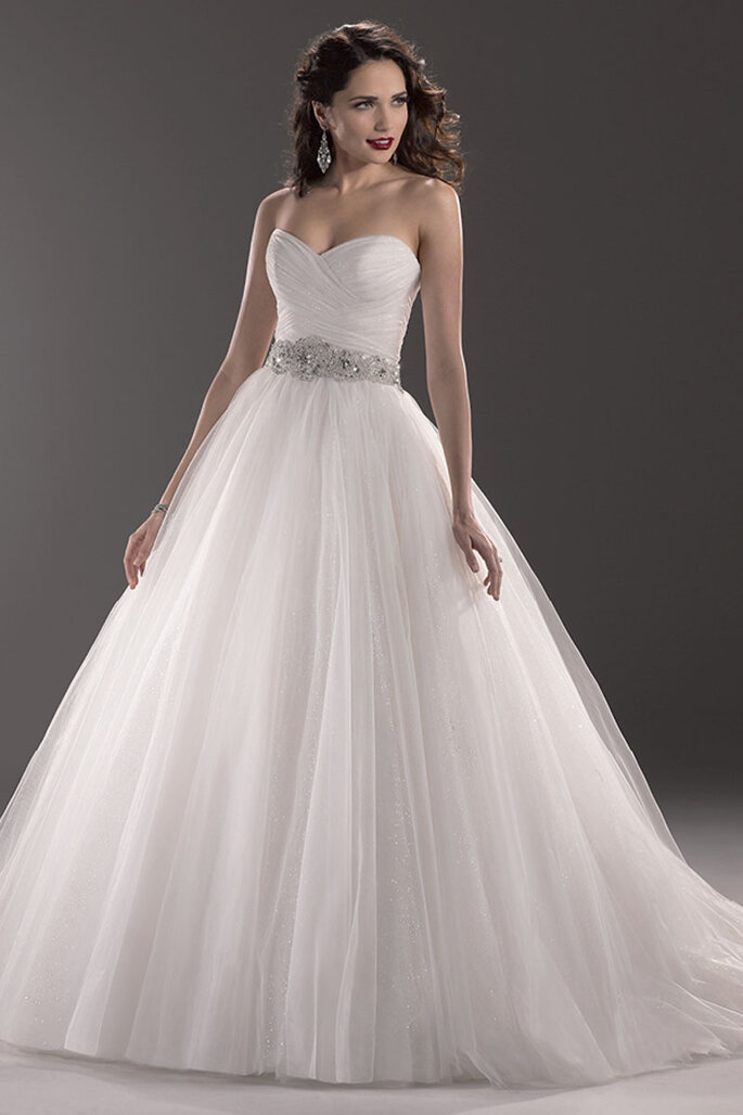 Um vestido de noiva tradicional com um toque moderno que lhe dá as lantejoulas e um cinto de cristal de Swarovski na cintura. Disponível com espartilho ou zíper sobre o espartilho interno nas costas.
<a href="http://www.maggiesottero.com/dress.aspx?style=3MD786LU" target="_blank">Maggie Sottero Platinum 2015</a>