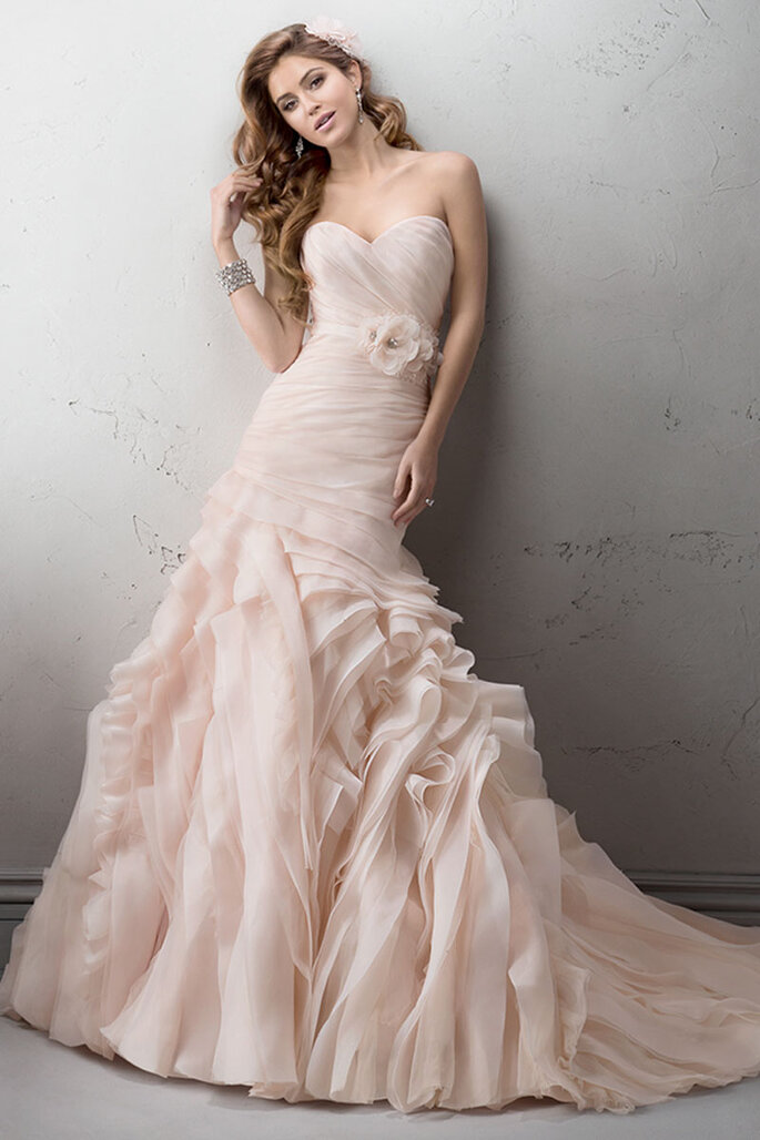 Drapeados assimétricos envolvem o corpo deste volumoso vestido de organza Opal com saia em camadas e barra natural, sem costura. O cinto, feito à mão, com arranjo floral e cristais Swarovski é opcional. Fechamento com botões forrados sobre zíper.
<a href="http://www.sotteroandmidgley.com/dress.aspx?style=4ST050" target="_blank">Sottero & Midgley Platinum 2015</a>