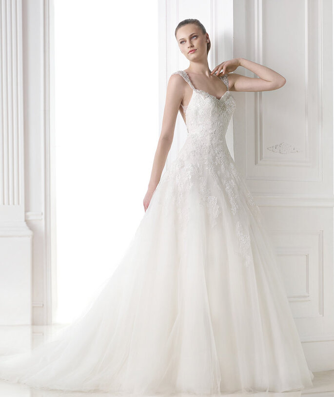 <a href="http://zankyou.9nl.de/n3ig" target="_blank"> Faça a sua marcação para experimentar este vestido! </a>