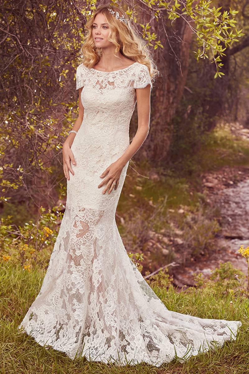Este modelo fit-and-flate com camadas com um padrão de tule cruzado e um estilo de renda muito romântico. Mangas curtas e um elegante decote barco com um impressionante laço com pérolas. Terminado com botões na zona do fecho.
<a href="https://www.maggiesottero.com/maggie-sottero/hudson-marie/10105?utm_source=mywedding.com&utm_campaign=spring17&utm_medium=gallery" target="_blank">Maggie Sottero</a>