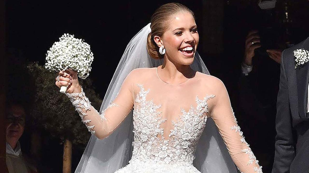 Para o seu vestido de noiva, a jovem de 23 anos usou o vidro fino e brilhante que é a imagem da marca: o cristal.