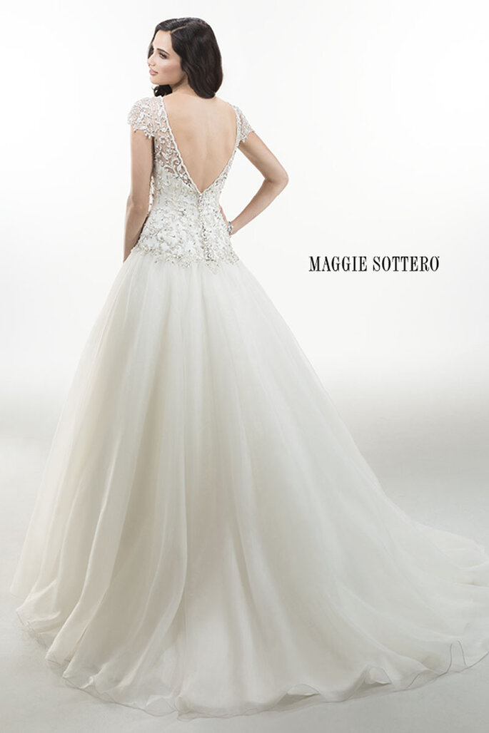 Vestido de noiva de organza com um deslumbrante corpete bordado com impressionantes cristais de Swarovski! Decote de costas em V, enfeitado com botões de cristal e zíper sobre o fecho elástico interior.
<a href="http://www.maggiesottero.com/dress.aspx?style=4MT921" target="_blank">Maggie Sottero Platinum 2015</a>