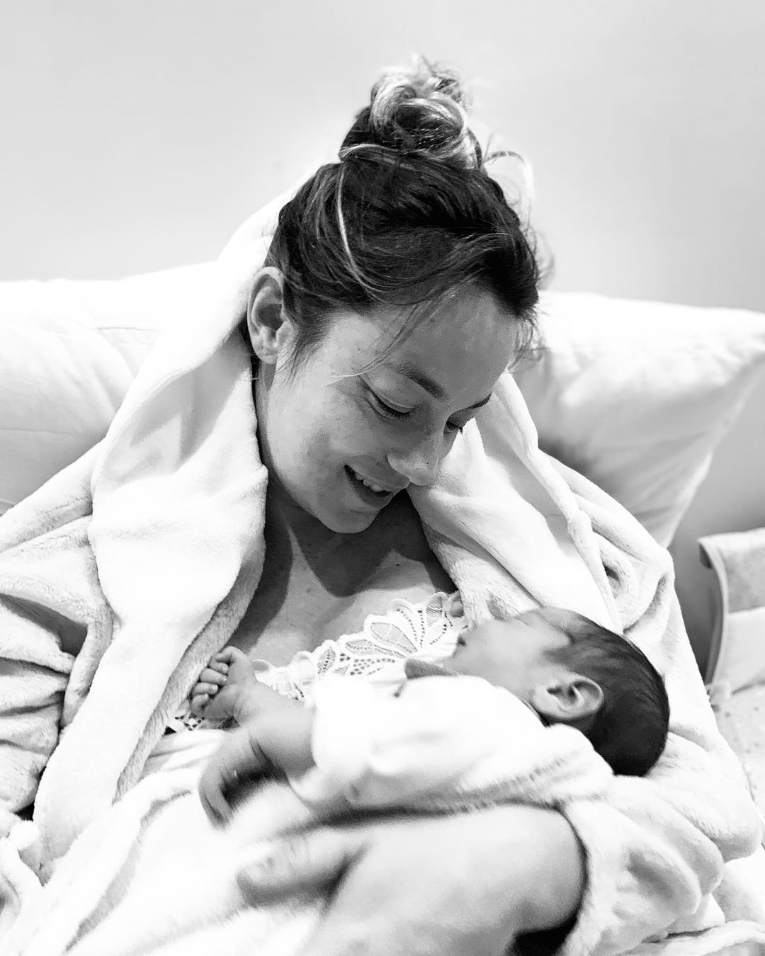 Juntos há cerca de dois anos e meio, o nascimento de Vicente veio marcar a entrada do casal no mundo da paternidade. | Foto via Instagram @mayabooth_