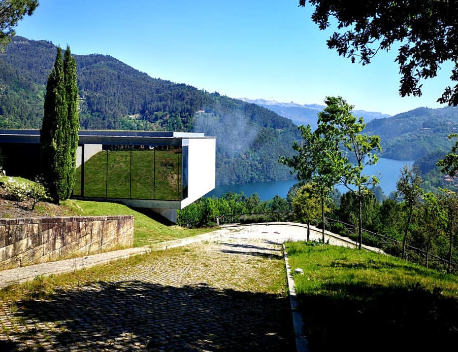 sala para casamento com castiçais dourados luxo