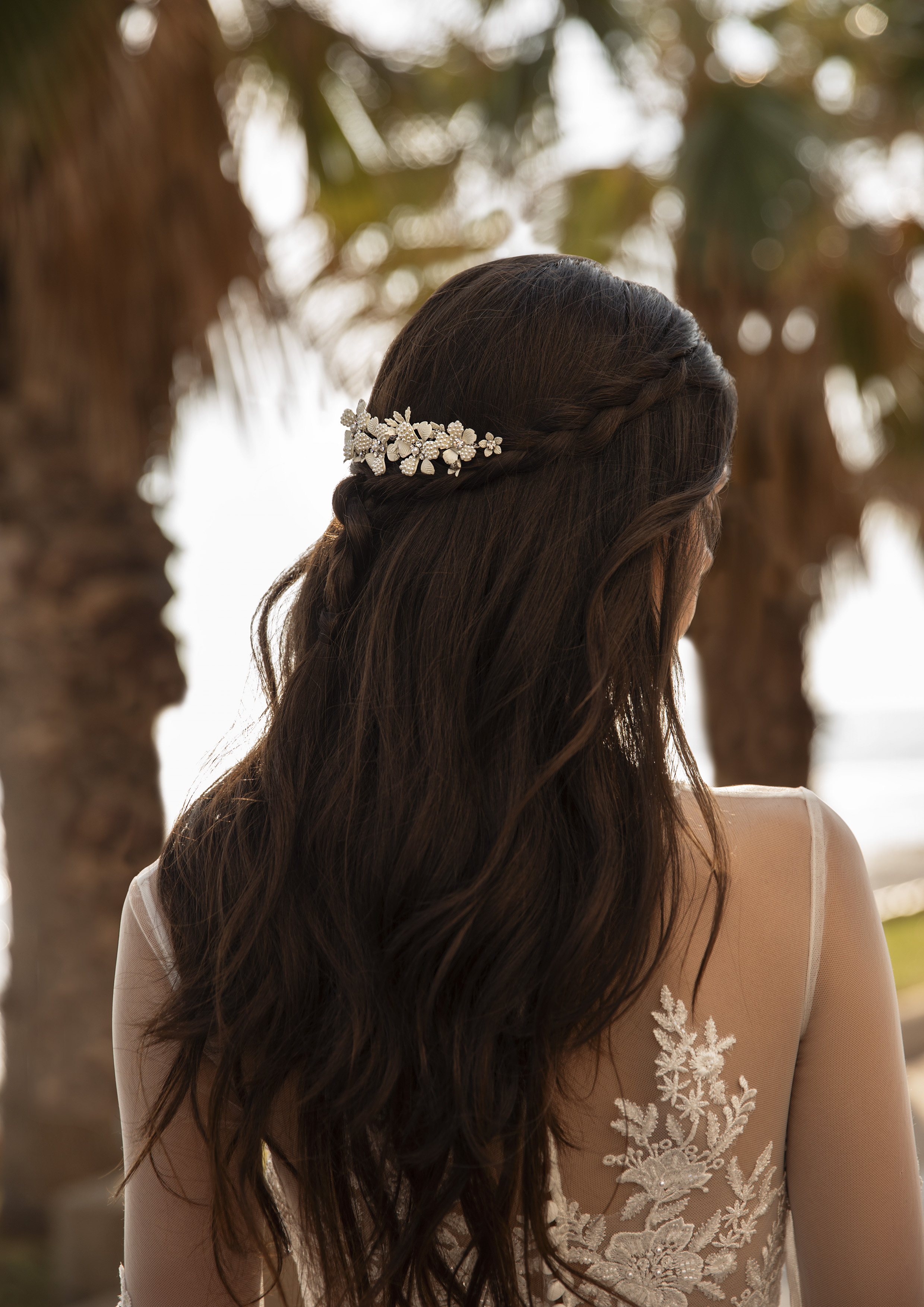 Vestido de noiva estilizado com renda e tule, com mangas sino compridas, saia evasé com abertura e uma cauda estilo capela. | Modelo Tyson da Pronovias 2021 Cruise Collection