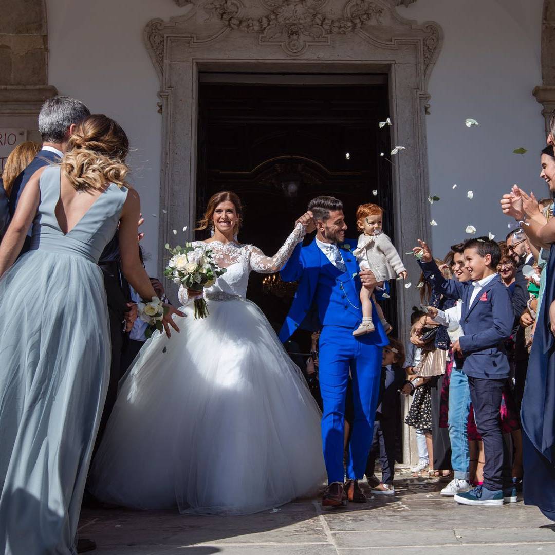 A noiva optou por um vestido corte princesa, com manga comprida em tule transparente bordado.