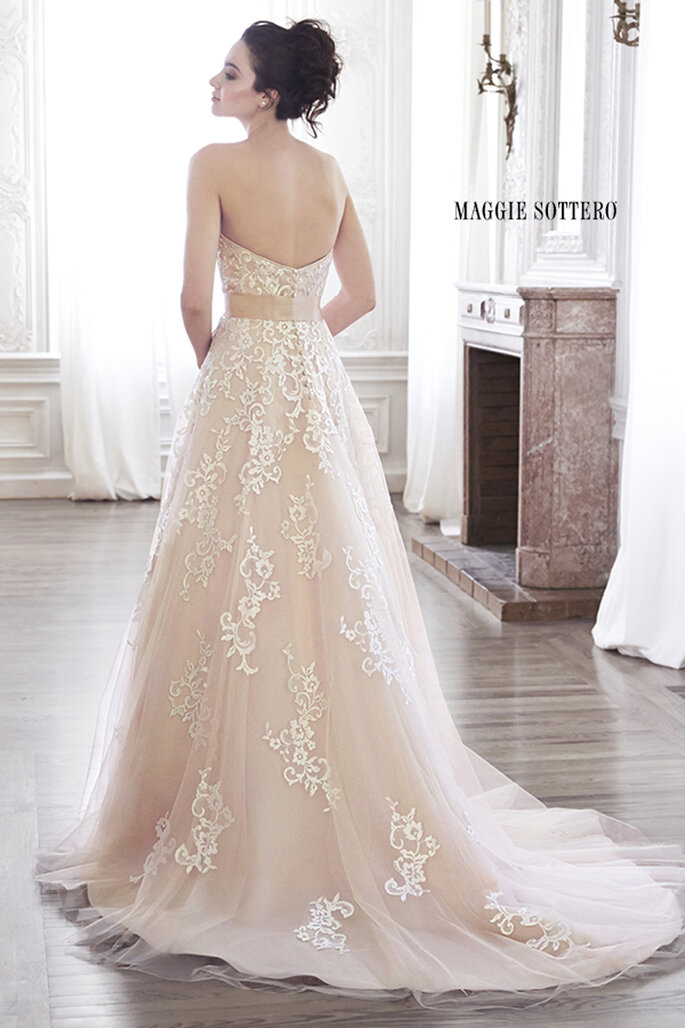 As rendas de flores enfeitam a parte superior do vestido de noiva com um acabamento em saia de tule. Tem um decote redondo e acentuado com um deslumbrante broche de cristal Swarovski.
<a href="http://www.maggiesottero.com/dress.aspx?style=5MT130LU" target="_blank">Maggie Sottero Spring 2015</a>