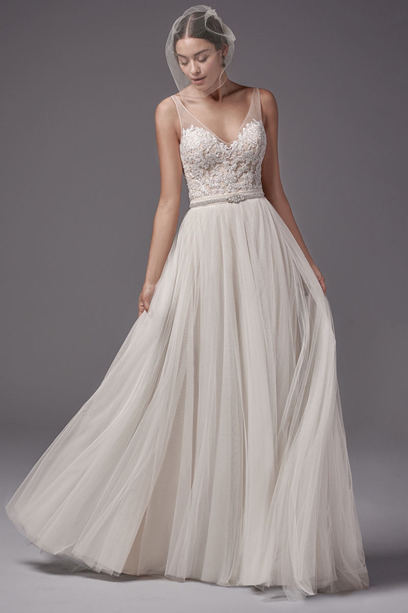 Fascinante e romântico, este body de renda confeccionado com renda apresenta alças e um decote em V, assim como nas costas. Uma saia Linha-A chic com camadas de tule. Terminado com fecho.
<a href="https://www.maggiesottero.com/sottero-and-midgley/nakara---ashby/10305?utm_source=mywedding&utm_campaign=spring2017&utm_medium=gallery" target="_blank">Sottero and Midgley</a>