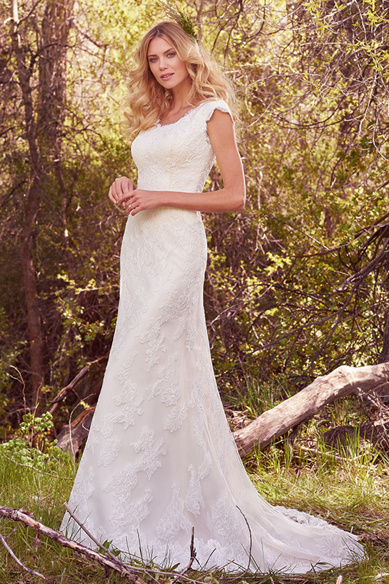Este modesto vestido apresenta detalhes suaves de renda, um decote em U e mangas curtas mas reservadas. Terminado com botões na zona do fecho e um elástico no interior.
<a href="https://www.maggiesottero.com/maggie-sottero/madison/10161?utm_source=mywedding.com&utm_campaign=spring17&utm_medium=gallery" target="_blank">Maggie Sottero</a>