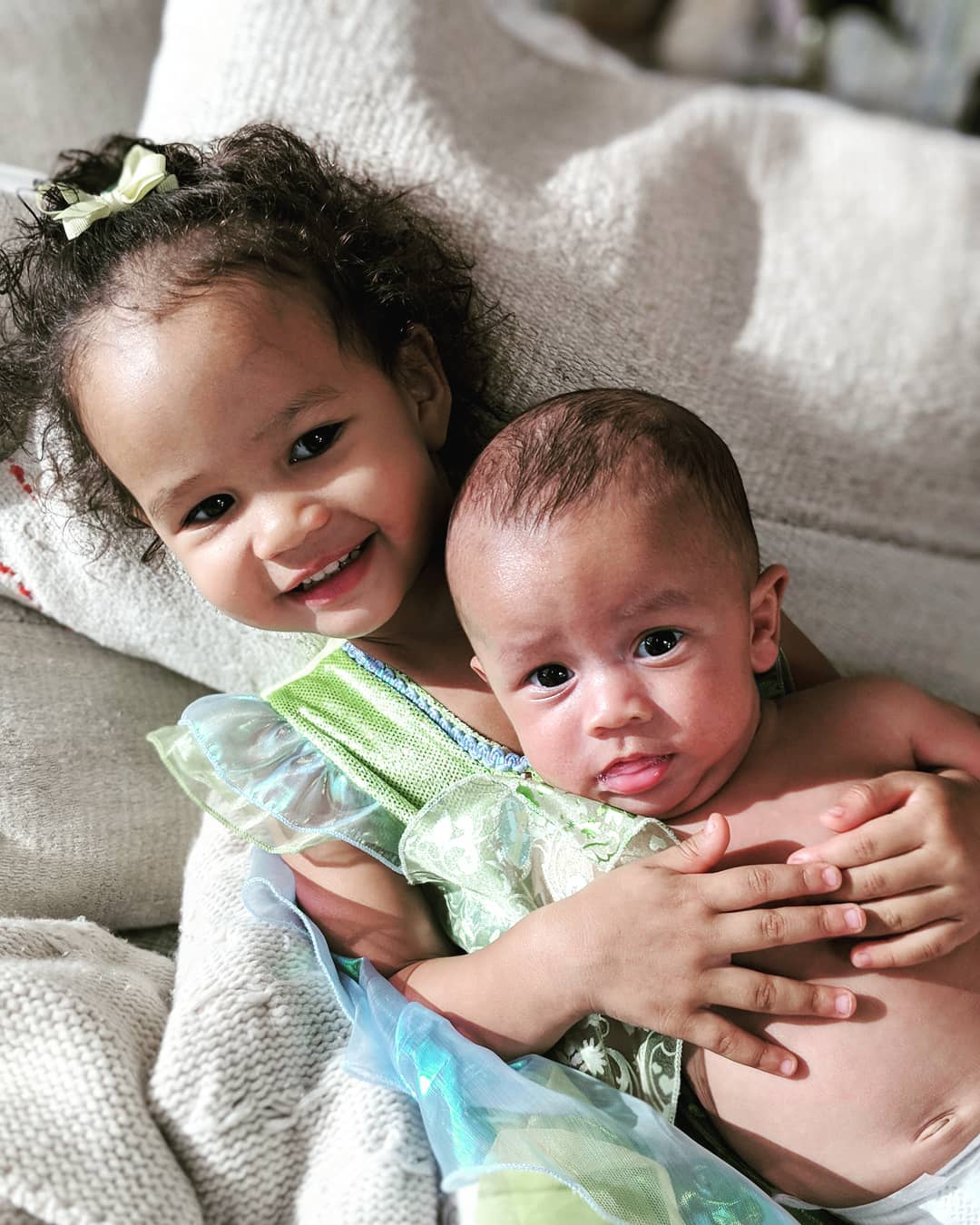 O pequeno bebé Miles veio juntar-se a Luna Simone, de dois anos. | Foto via Instagram @johnlegend