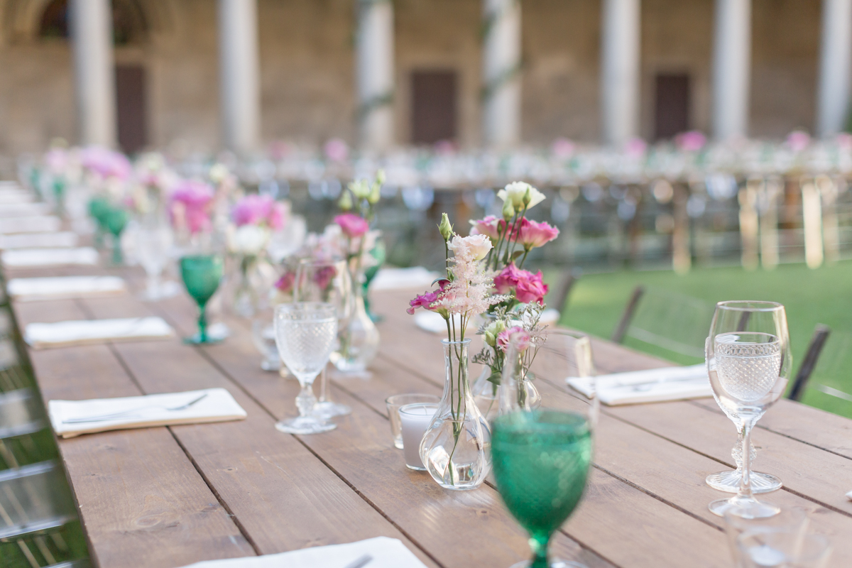 mesa casamento madeira simples copos vidros vasos vidro flores simples