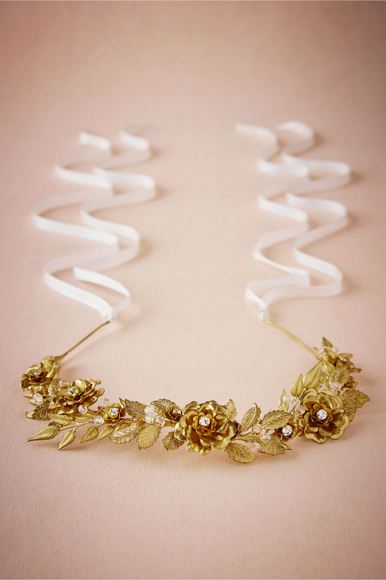 Gilded Rosa Headpiece. Créditos: Bhldn