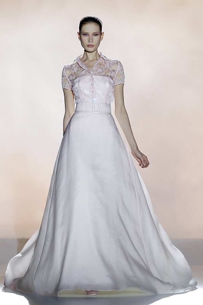 Foto: Ugo Camera / BARCELONA BRIDAL WEEK
<a href="http://zankyou.9nl.de/k3g6">Descubra a nova colecção 2015 de Rosa Clará</a>