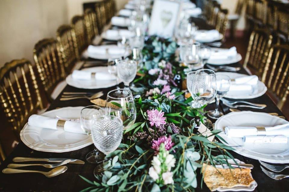 mesa casamento retangular rústica arranjo floral central corrido
