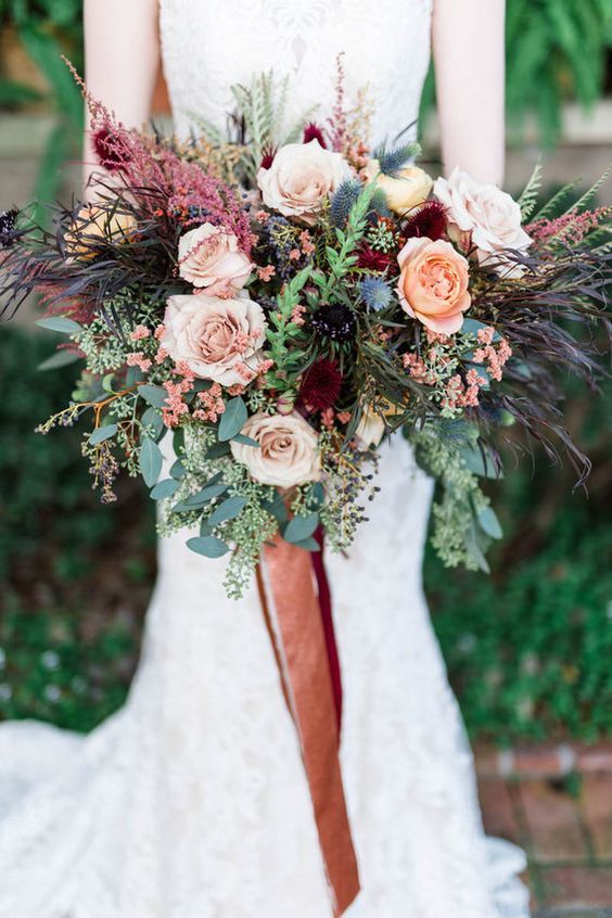 As rosas ficam perfeitas em ramos de noiva silvestres com diferentes tipos de ramagens e flores | Créditos: Casar com Graça