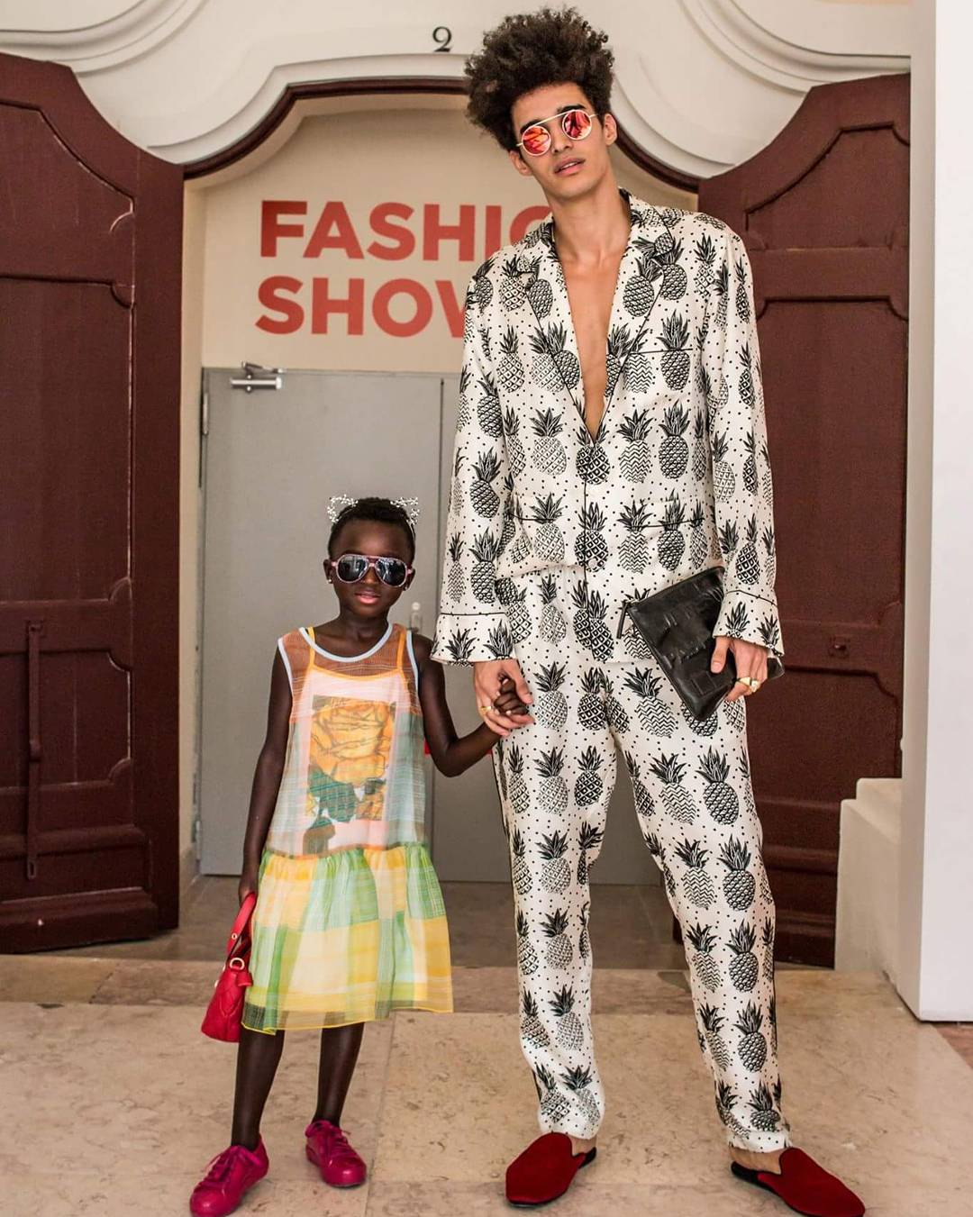 Luís Borges via Instagram @luisborgesoficial | Carteira: Chanel | Visual: Dolce & Gabbana