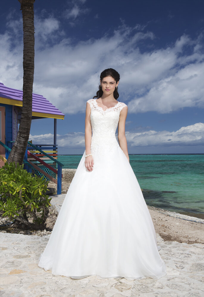 Photo: <a href="http://www.justinalexanderbridal.com/?utm_source=Zankyou&utm_medium=website%20takeover&utm_campaign=Zankyou%20week%20takeover" target="_blank">Justin Alexander</a>