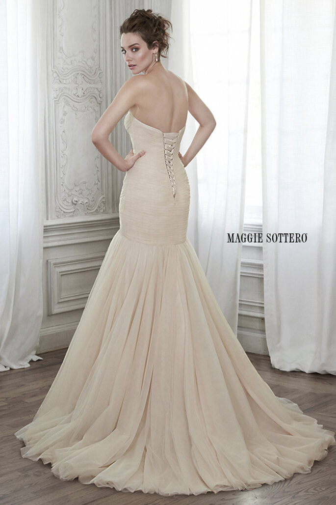 Un diseño impresionante y un vestido de novia de tul plisado con falda voluminosa, que se completa con un escote corazón romántico y se cierra a modo corsé. Está disponible con la opción de cinta floral y motivos florales adornados a mano.
<a href="http://www.maggiesottero.com/dress.aspx?style=5MZ134" target="_blank">Maggie Sottero Spring 2015</a>