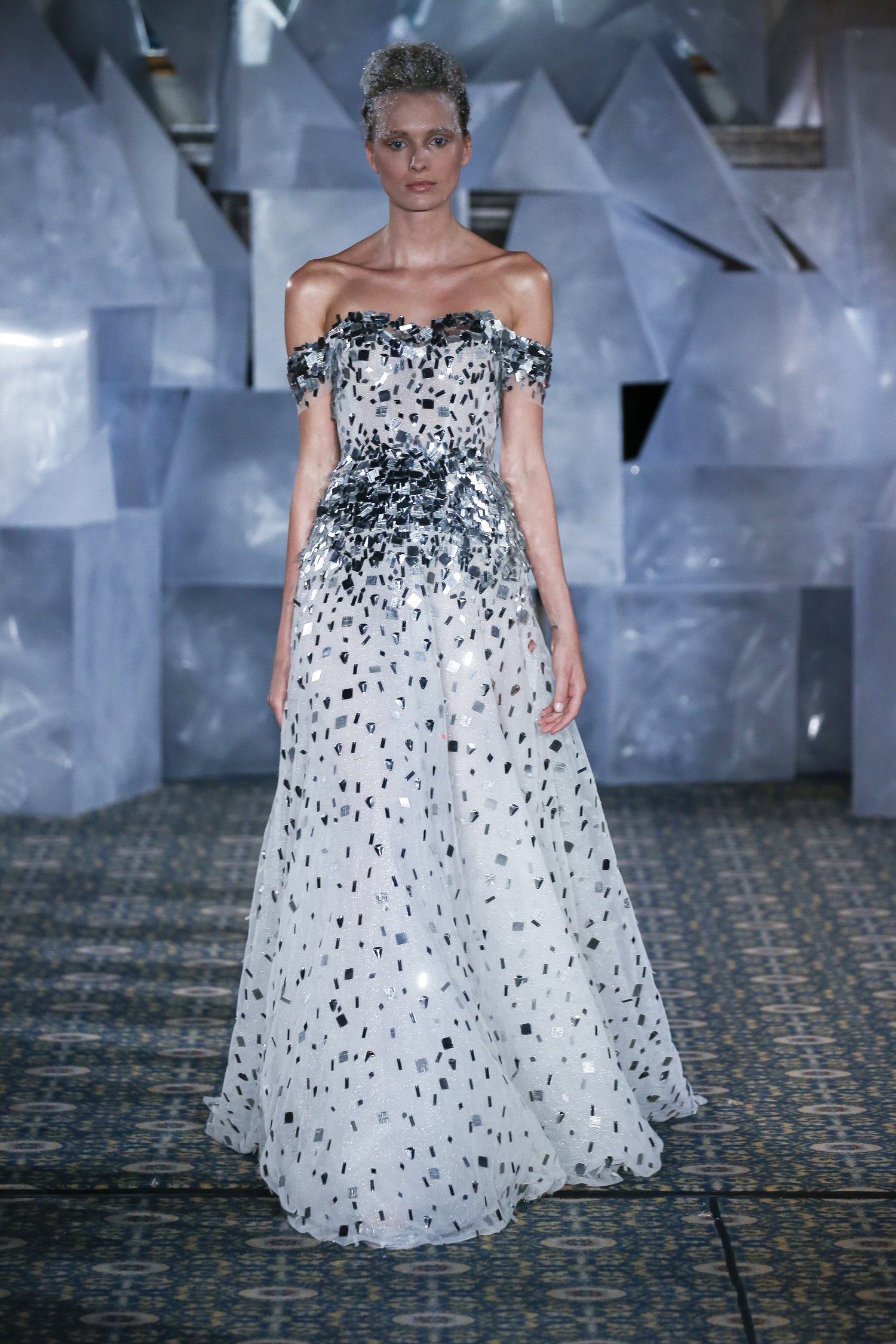 Mira Zwillinger. Créditos: New York Bridal Fashion Week April 2018