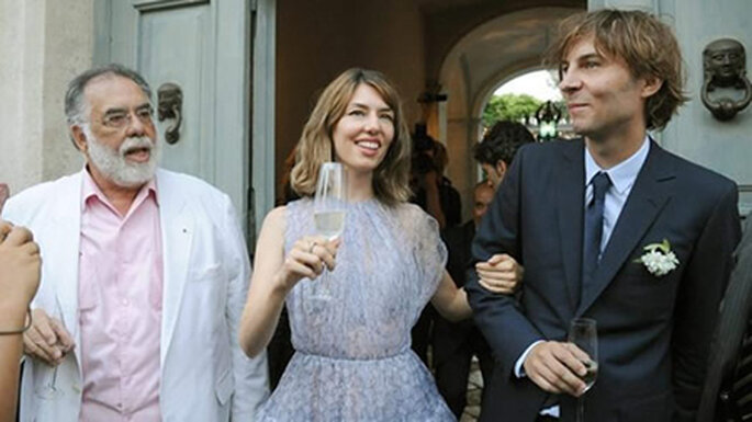 O vestido de noiva de Sofia Coppola, aqui na foto com o pai e o marido  Foto: Porto fino world