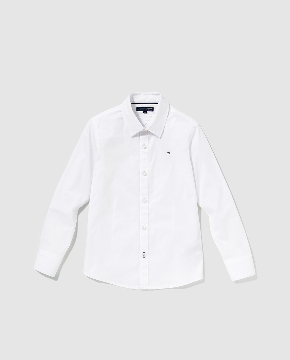Camisa branca bordada de menino. Créditos: Tommy Hilfiger