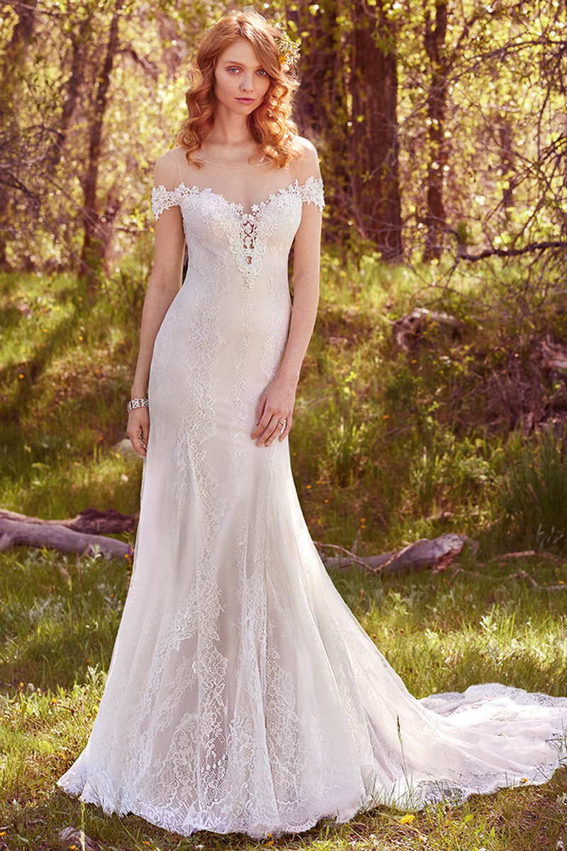 Detalhes em renda num vestido que apresenta um decote em forma de coração. Um vestido repleto de renda e com botões na zona do fecho.
<a href="https://www.maggiesottero.com/maggie-sottero/shae/10144?utm_source=mywedding.com&utm_campaign=spring17&utm_medium=gallery" target="_blank">Maggie Sottero</a>